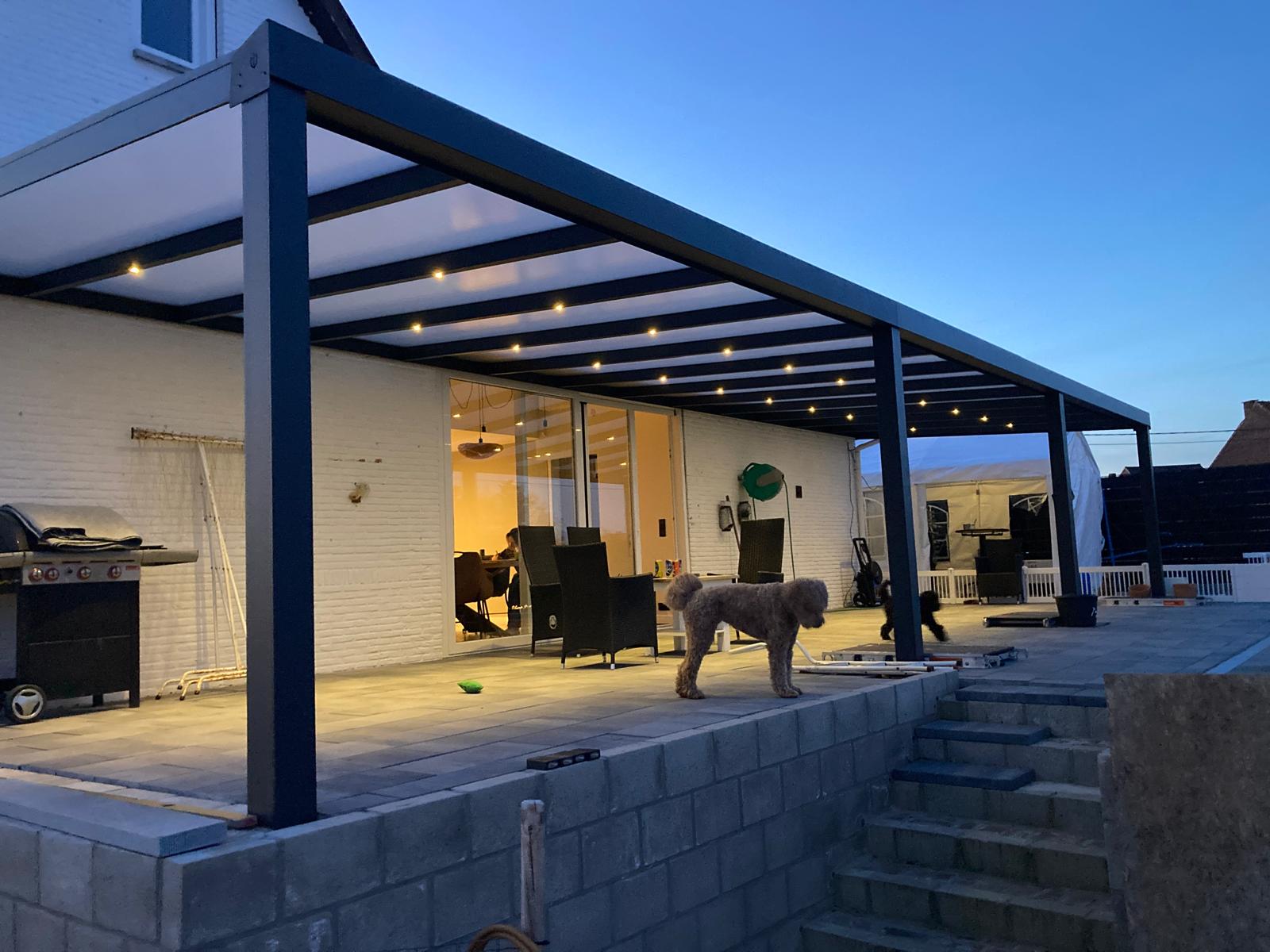 Beschutte veranda aan de tuin